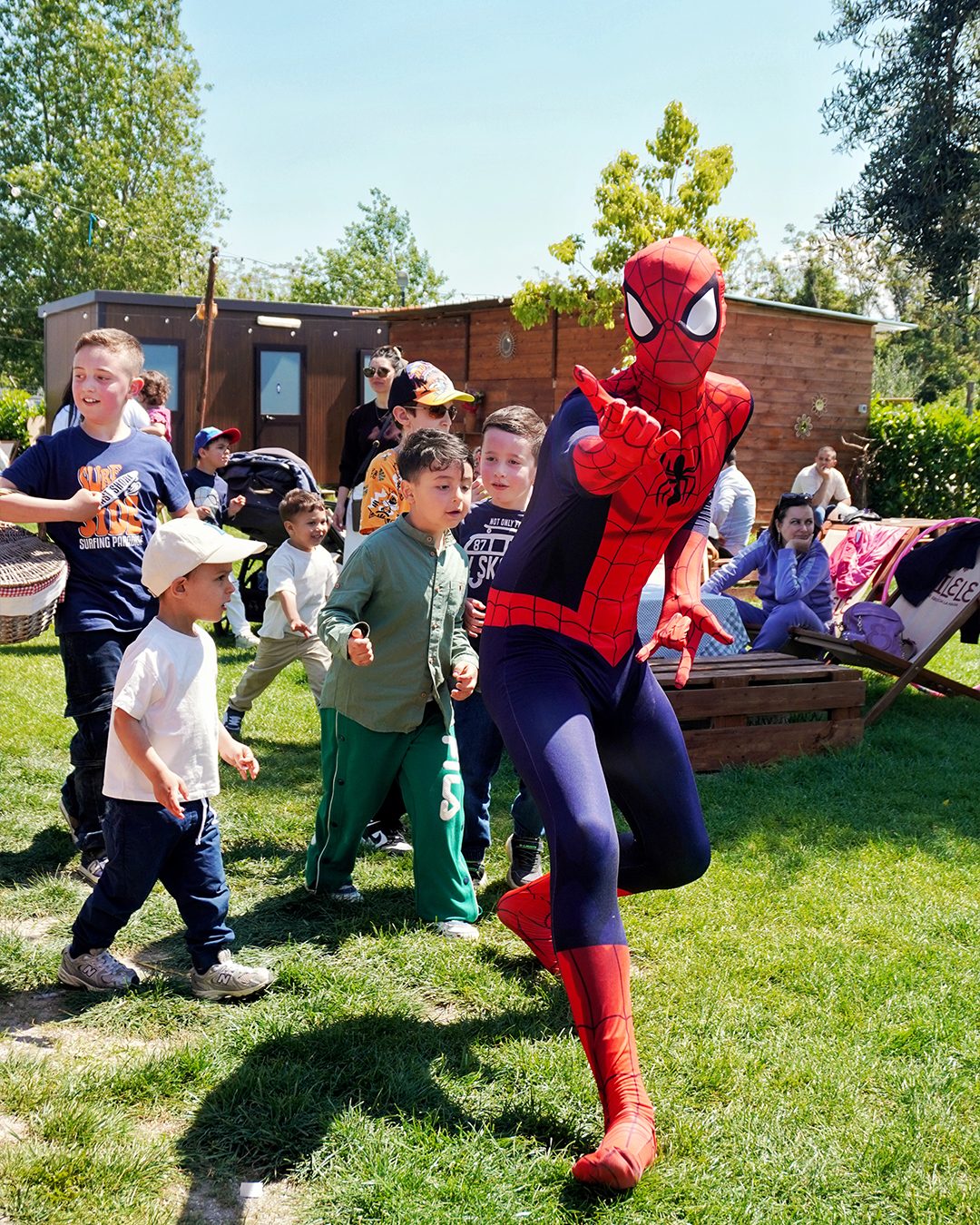 Spiderman bambini corrono