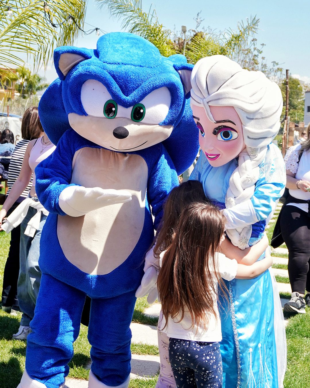 Sonic ed elsa con bambini