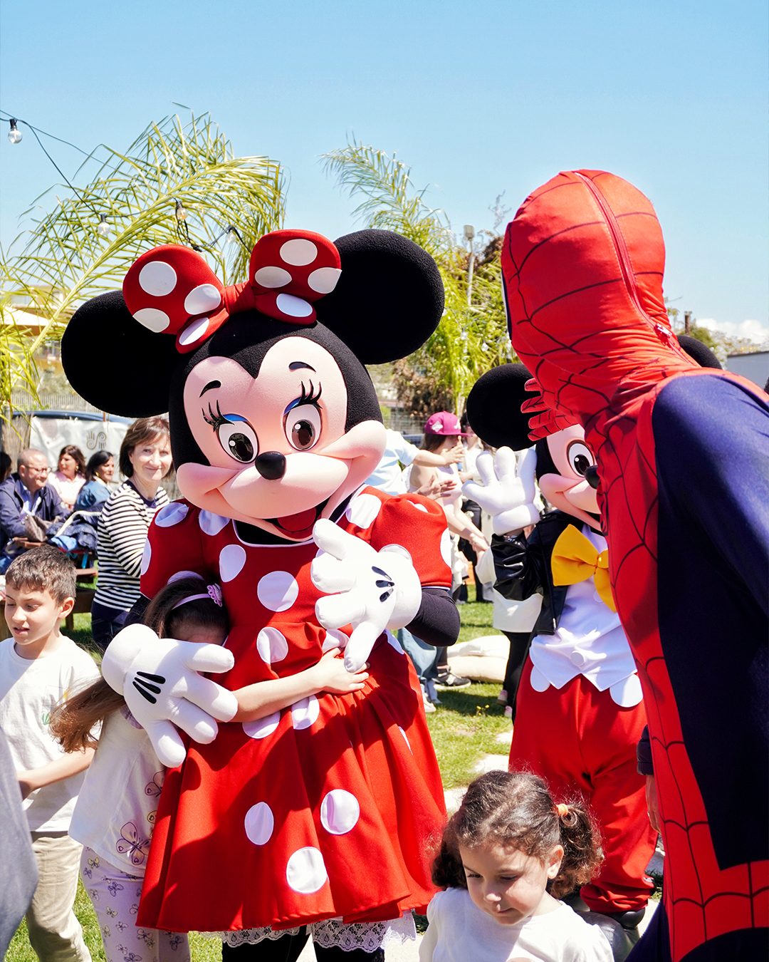 Minnie e spiderman folla bimbi