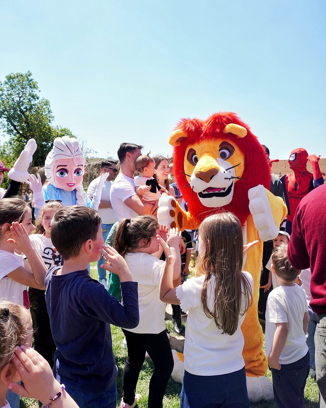 Mascotte leone con bambini