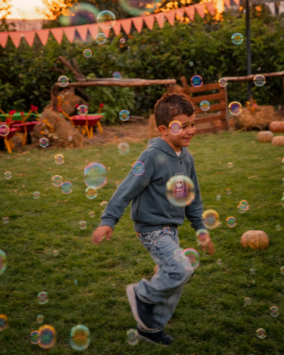 Bambino corre tra le bolle