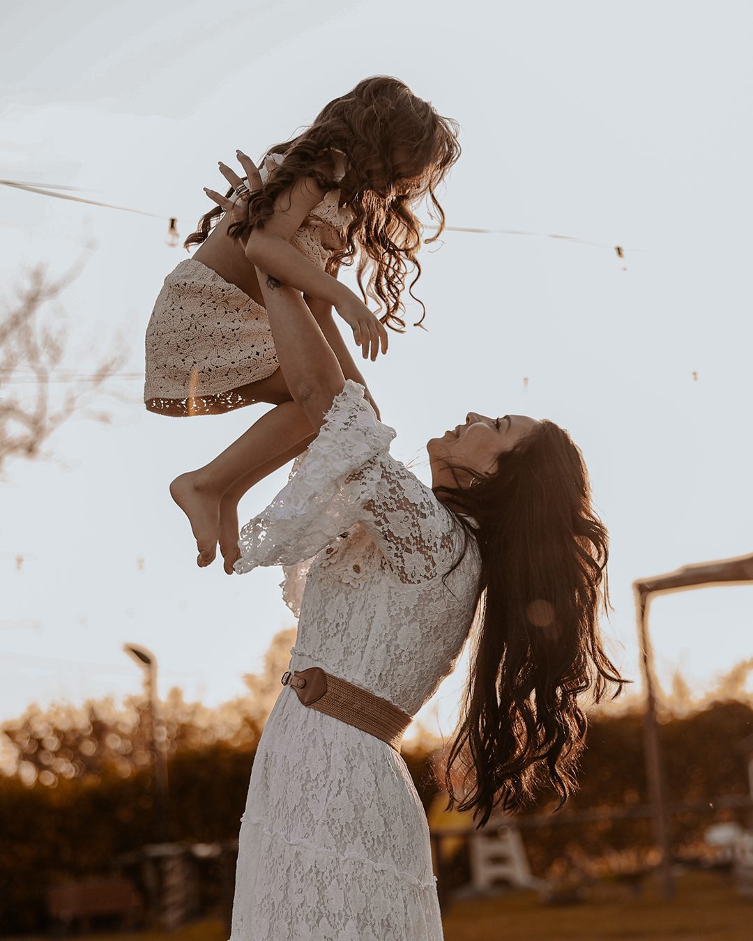 Mamma solleva la bimba