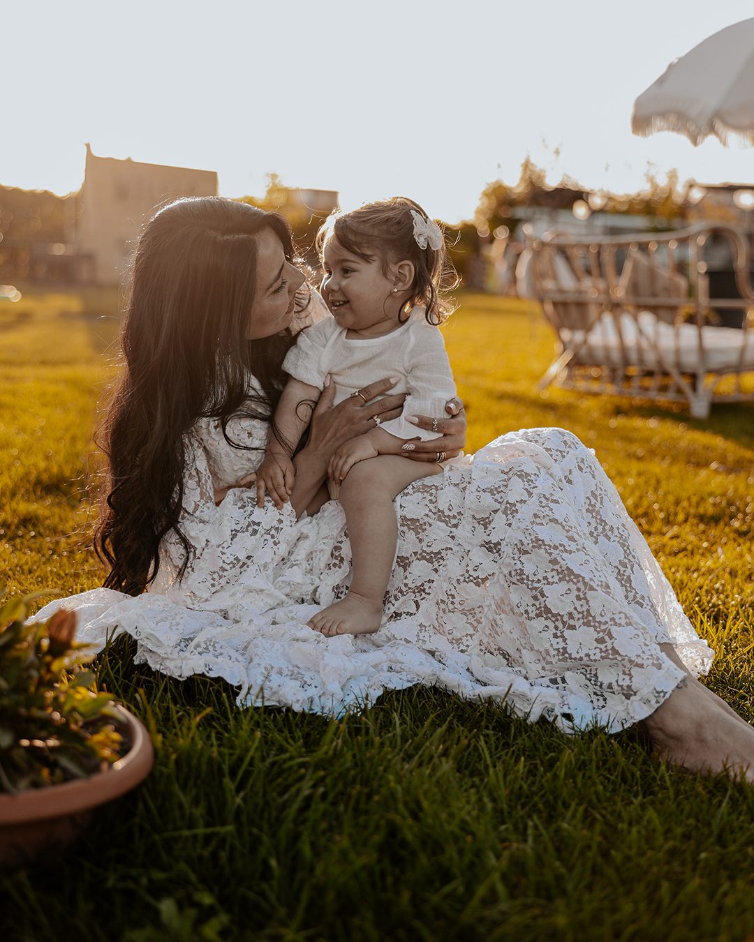 Mamma e bimba nel prato