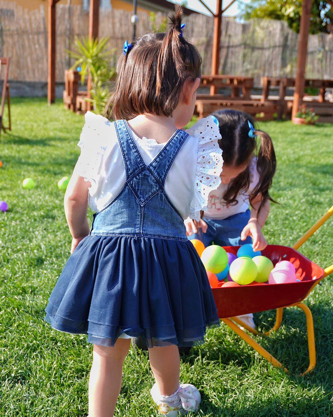 Bambina carriola palline