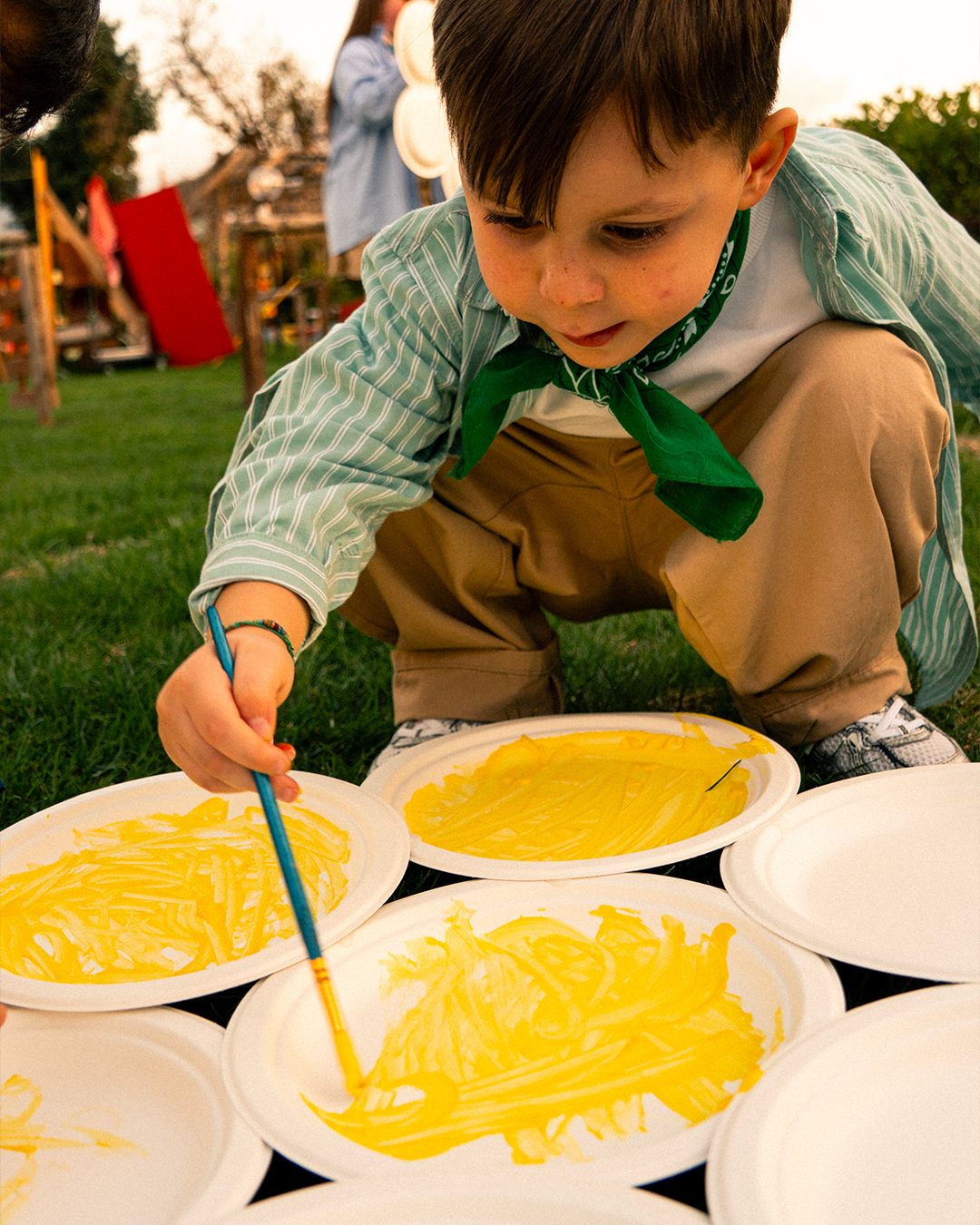 Bambino dipinge giallo