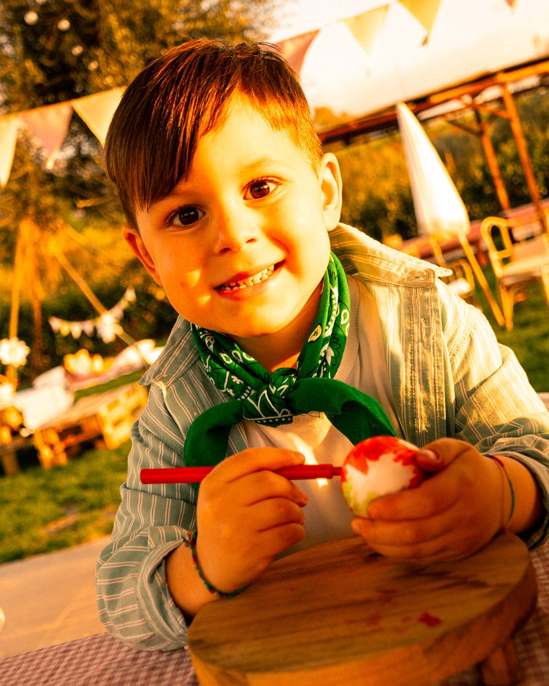 Bambino dipinge uovo