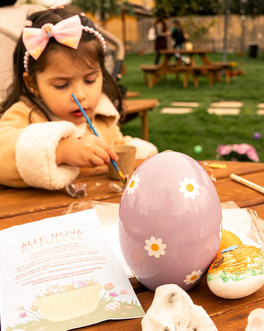 Bambina decora uovo