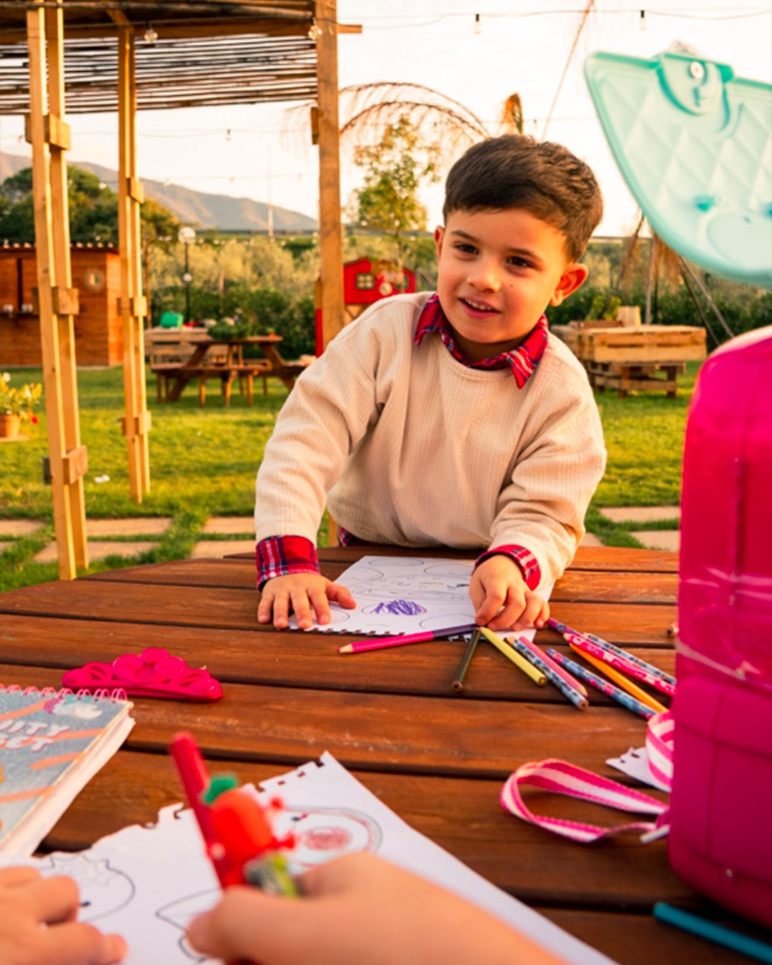 Bambino che colora