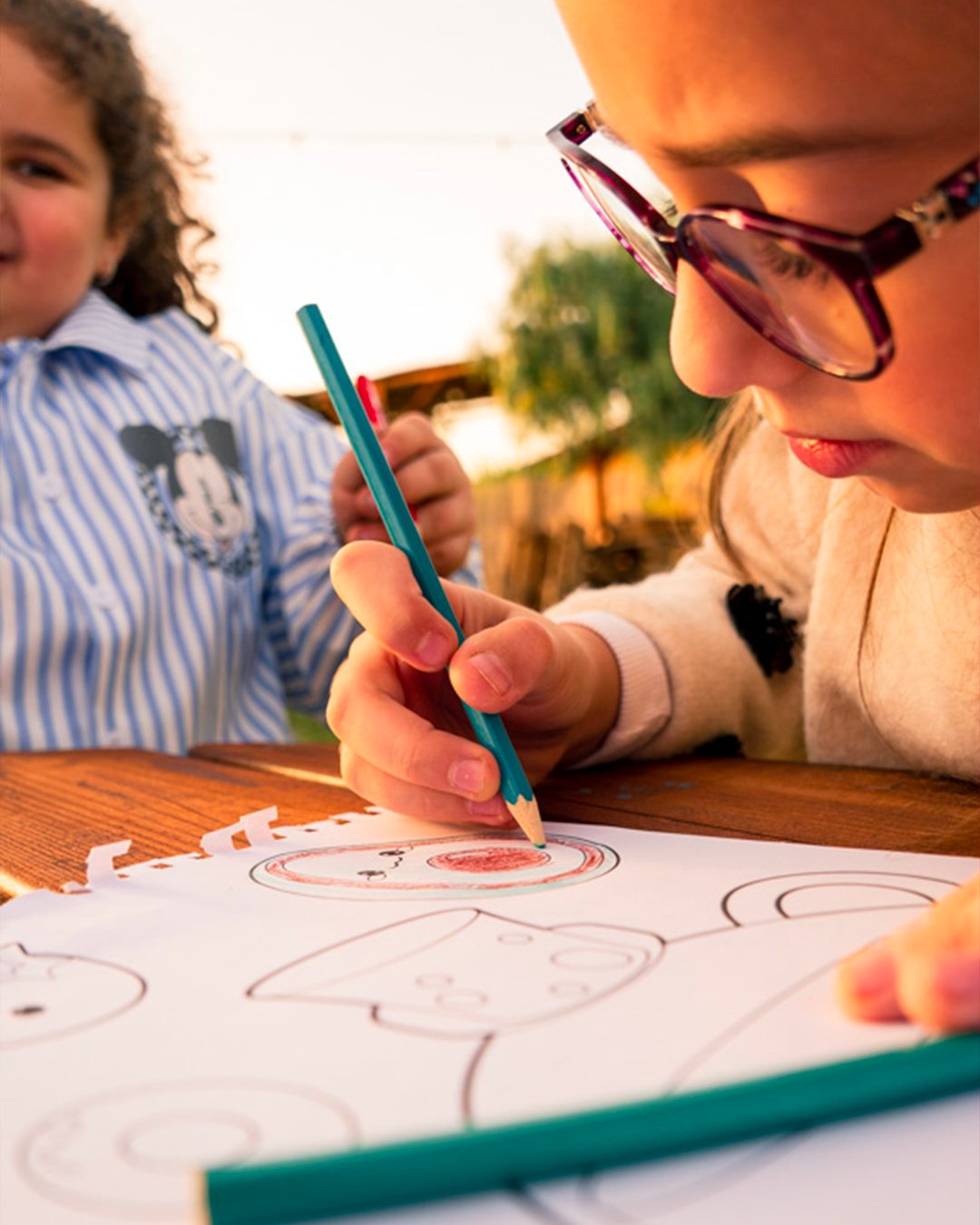 Bambina disegna